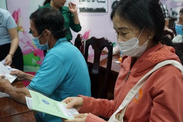 Tặng sổ BHXH, thẻ BHYT cho người dân khó khăn ở TPHCM