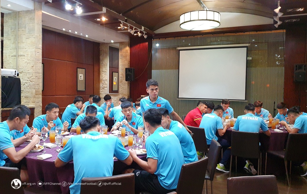 Tuyển Việt Nam đến Philippines, bất ngờ vì được cổ động viên chào đón - 11 Tuyển Việt Nam đến Philippines, bất ngờ vì được cổ động viên chào đón - 11