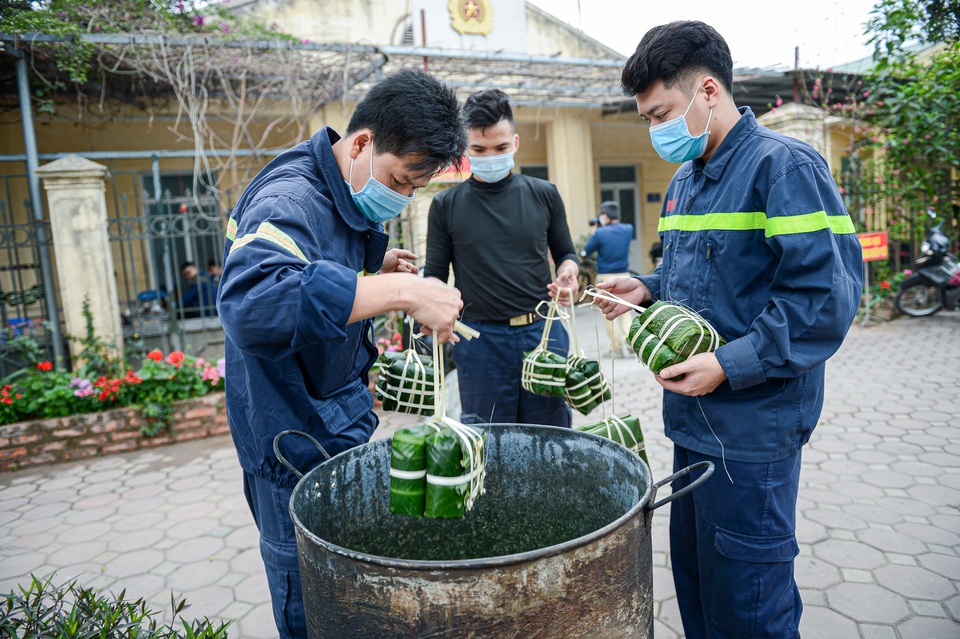Lính cứu hỏa trổ tài gói bánh chưng đón Tết - 10 Lính cứu hỏa trổ tài gói bánh chưng đón Tết - 10