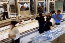 Bảo vệ ở tiệm vàng bị cướp: "Hai đối tượng dí súng uy hiếp tôi"