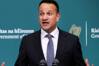 Thủ tướng Ireland xung phong làm bác sĩ trong cuộc chiến chống Covid-19