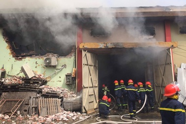 Cháy lớn tại Cảng Hà Nội
