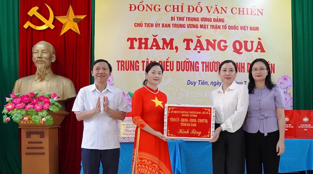 Dành hơn 17 tỷ đồng mua quà, thăm hỏi, động viên người có công - 1 Dành hơn 17 tỷ đồng mua quà, thăm hỏi, động viên người có công - 1