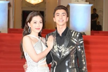 Á hậu Phương Nga và bạn trai Bình An tình tứ trên thảm đỏ