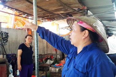 Bê tông từ công trình chung cư rơi trúng một tiểu thương