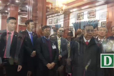 Tổng Bí thư, Chủ tịch nước CHDCND Lào Bounnhang Volachith thăm kỷ vật tại nhà sàn lưu niệm Chủ tịch Hồ Chí Minh do nước CHDCND Lào tặng tại Khu di tích Kim Liên.