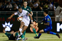 Đánh bại CLB TPHCM, CLB Hà Nội lên ngôi đầu bảng V-League