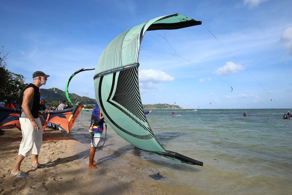 Hơn 100 vận động viên lướt ván diều bay lượn trên mặt biển Ninh Thuận - 4 Hơn 100 vận động viên lướt ván diều bay lượn trên mặt biển Ninh Thuận - 4