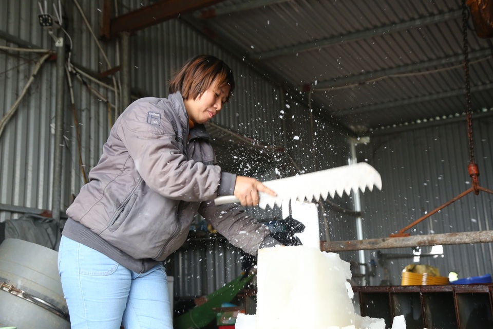 Hà Nội: Đông giá hơn 10 độ C, thợ nước đá vẫn miệt mài làm việc - 3