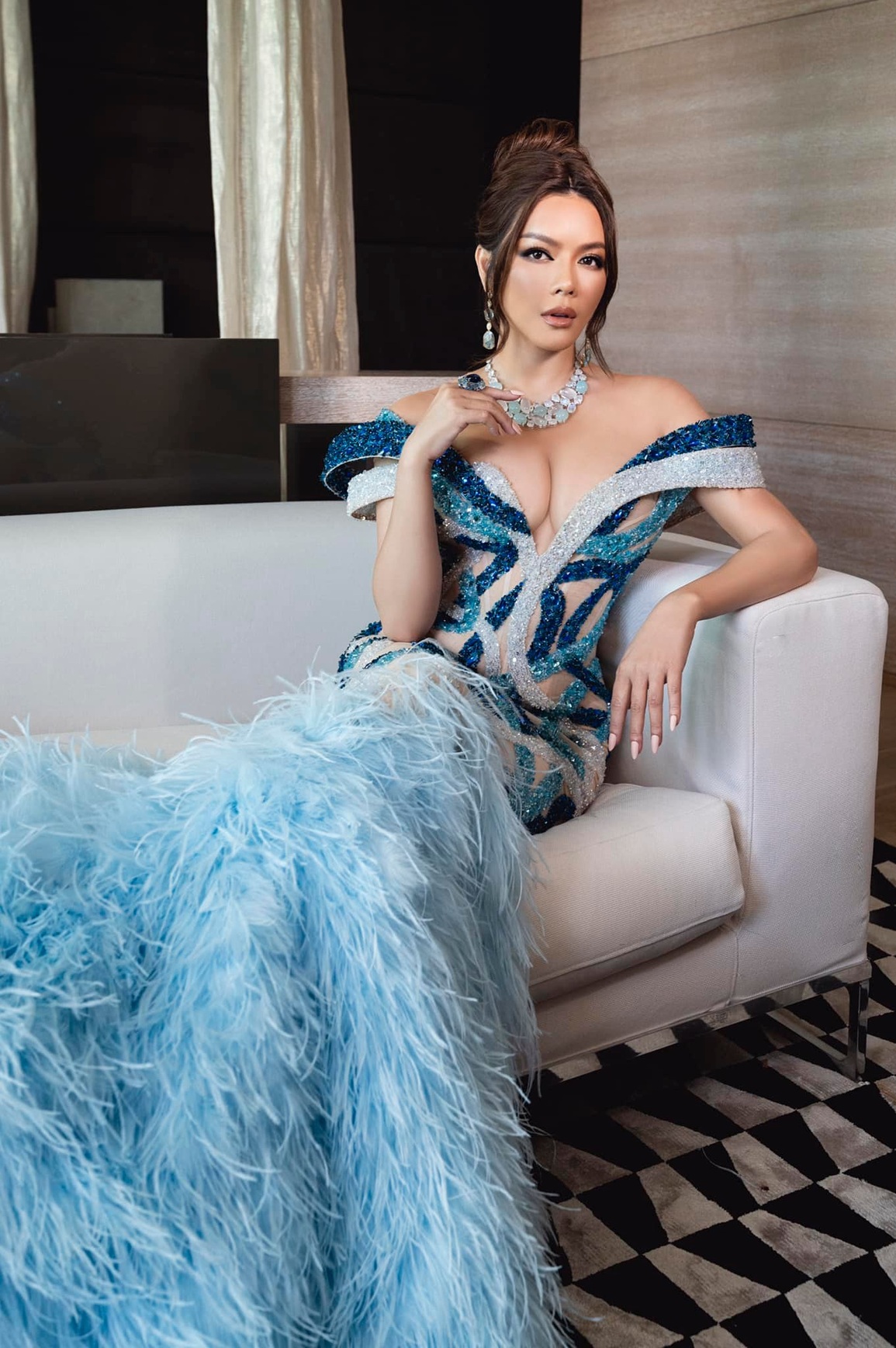 Lý Nhã Kỳ đeo trang sức gần 6 tỷ, khoe vòng một nóng bỏng tại Cannes - 3 Lý Nhã Kỳ đeo trang sức gần 6 tỷ, khoe vòng một nóng bỏng tại Cannes - 3