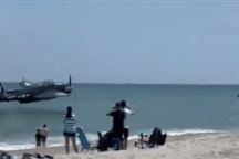 Khoảnh khắc máy bay Mỹ gặp sự cố, "mài" xuống mặt biển