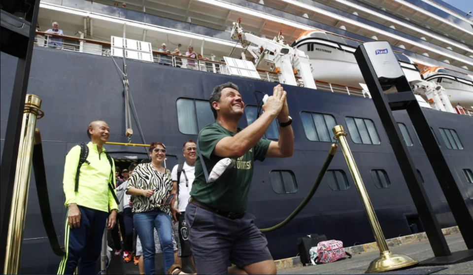 “Đón lõng” chuyến bay có khách đi trên con tàu có người nhiễm Covid-19 - 1