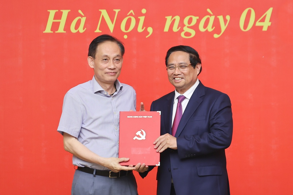 8 nhân sự lãnh đạo nhận quyết định điều động, bổ nhiệm vị trí mới - 1 8 nhân sự lãnh đạo nhận quyết định điều động, bổ nhiệm vị trí mới - 1