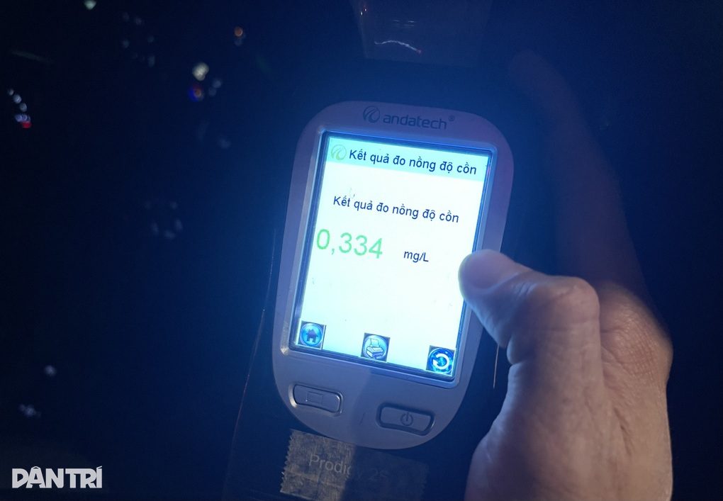 Hà Nội: Uống cốc bia cho mát, người đàn ông bay mất 17 triệu đồng - 2 Hà Nội: Uống cốc bia cho mát, người đàn ông bay mất 17 triệu đồng - 2