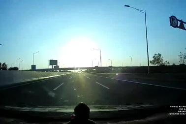 Tài xế đánh lái khẩn cấp để tránh xe đi lùi trên cao tốc