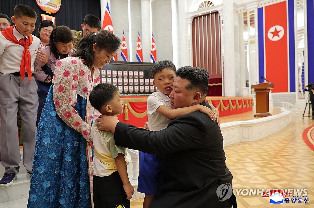 Ông Kim Jong-un trao huân chương cho quân nhân Triều Tiên chiến đấu ở Nga - 2 Ông Kim Jong-un trao huân chương cho quân nhân Triều Tiên chiến đấu ở Nga - 2