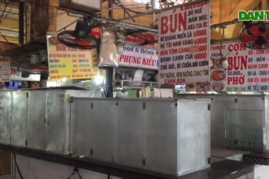 Hàng loạt quầy, sạp tại chợ Bến Thành vẫn “cửa đóng, then cài”