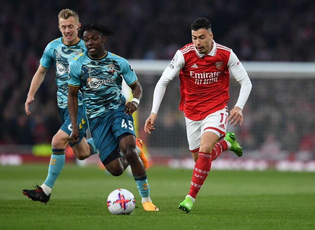 Arsenal may mắn thoát thua trước đội bét bảng Southampton - 1 Arsenal may mắn thoát thua trước đội bét bảng Southampton - 1