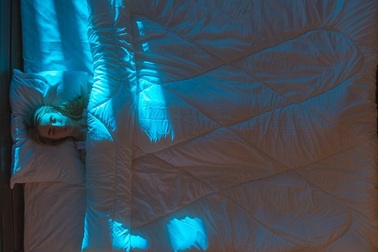 Để đèn khi ngủ làm tăng nguy cơ trầm cảm