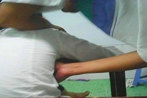 Hai cô gái ở Hà Nội bị chặn xe rồi sàm sỡ giữa đường