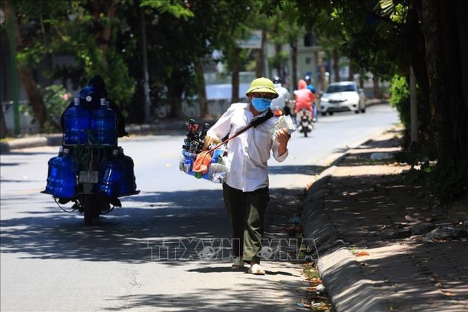 Hà Nội: Người dân mưu sinh dưới cái nắng gay gắt - Ảnh 4.