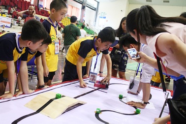 Xem học sinh tiểu học lập trình và điều khiển robot