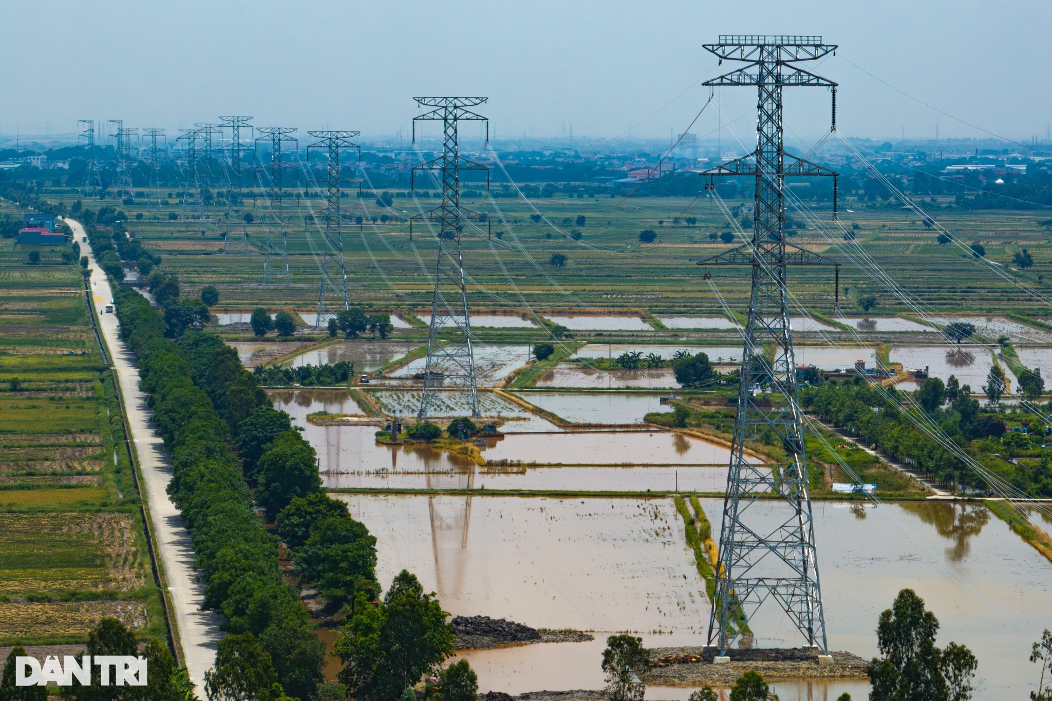 View - Công nhân đội nắng 40 độ C, treo mình giữa lưng trời xây đường điện 500kV | Báo Dân trí