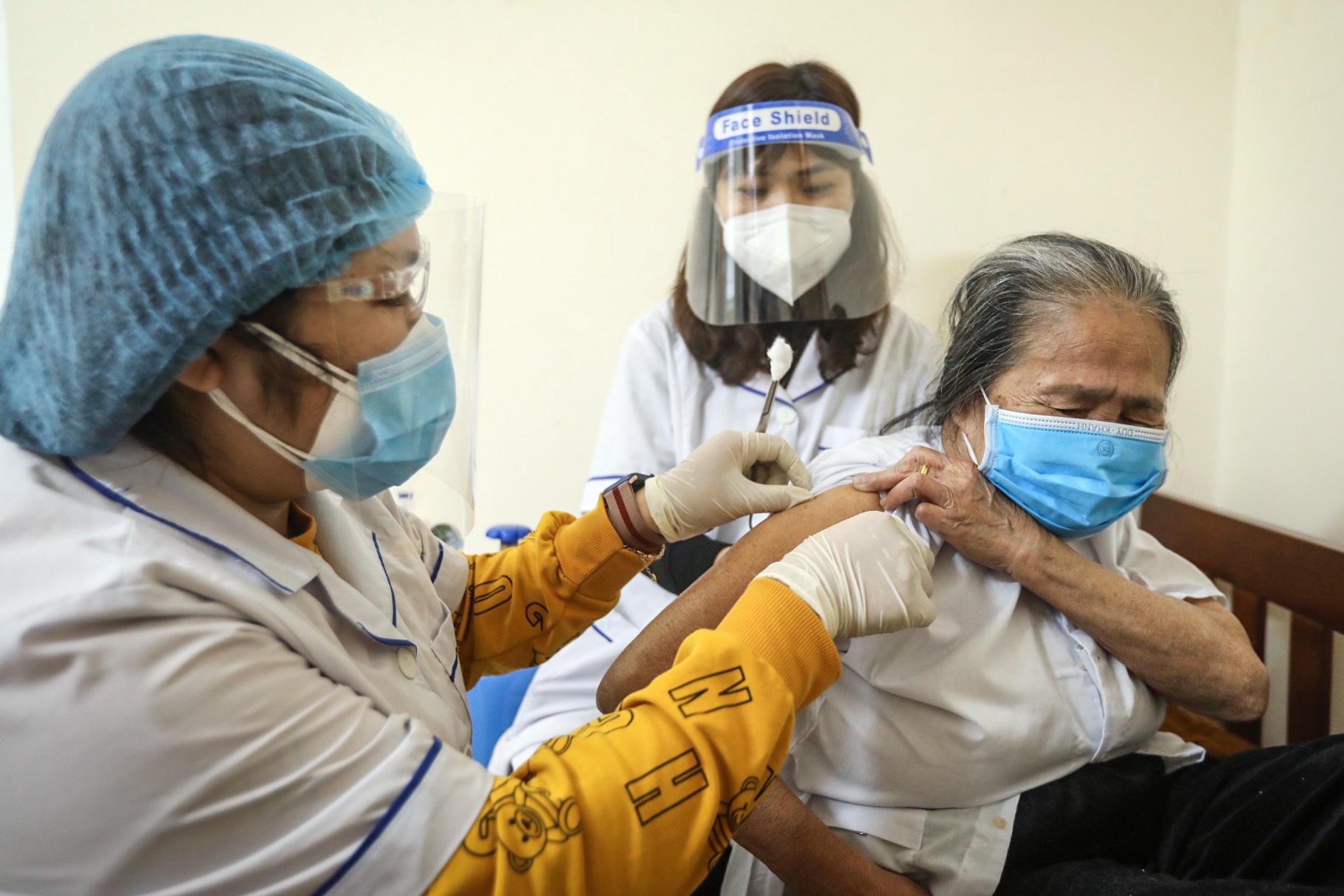 Hà Nội: Tổ vaccine lưu động đi từng nhà tiêm cho đối tượng nguy cơ cao - 4 Hà Nội: Tổ vaccine lưu động đi từng nhà tiêm cho đối tượng nguy cơ cao - 4