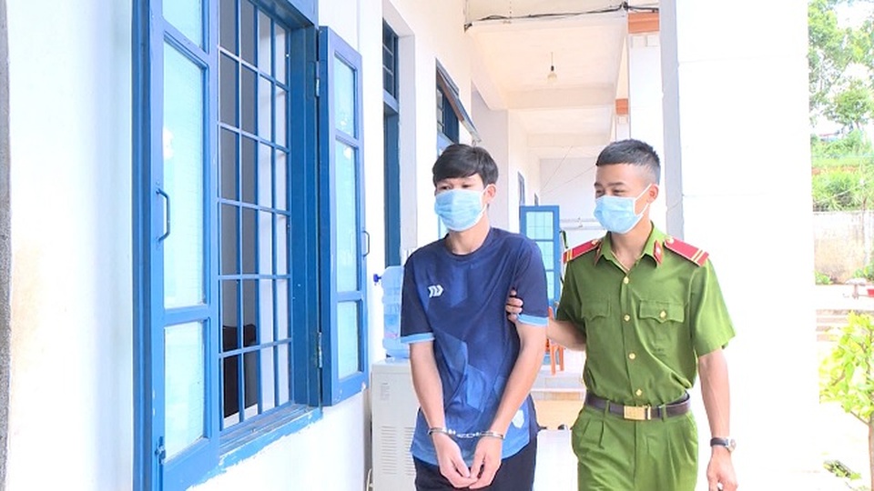 Dúi đầu người yêu vào chậu nước vì bị đuổi khỏi phòng trọ - 1 Dúi đầu người yêu vào chậu nước vì bị đuổi khỏi phòng trọ - 1