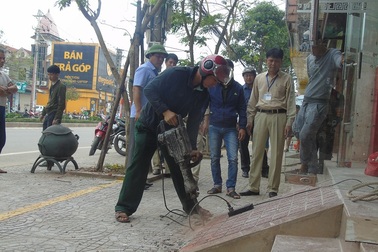 Sai sót khi giành lại vỉa hè, lãnh đạo phường công khai xin lỗi người dân
