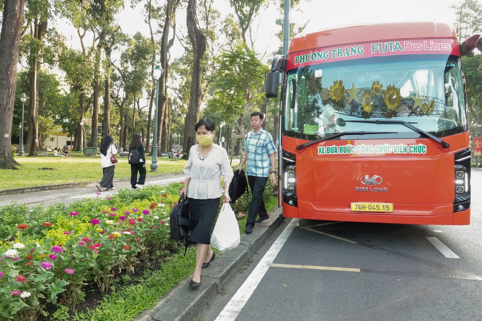 Nữ cán bộ chạy xe máy 80km đi làm, gác chuyện nội trợ để lo công việc - 4 Nữ cán bộ chạy xe máy 80km đi làm, gác chuyện nội trợ để lo công việc - 4