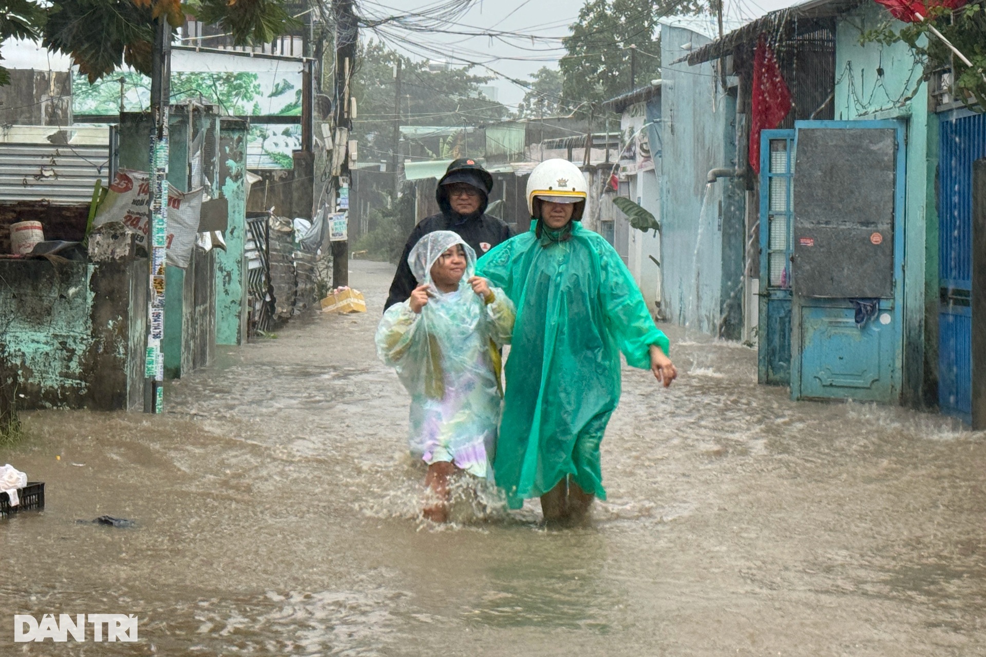 Bộ đội, công an vào rốn ngập ở Đà Nẵng sơ tán dân - 5 Bộ đội, công an vào rốn ngập ở Đà Nẵng sơ tán dân - 5