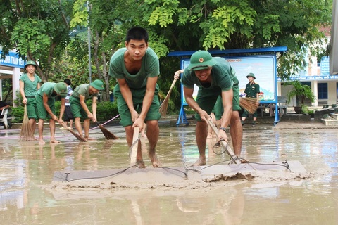 Bộ đội nhiệt tình giúp giáo viên dọn bùn sau lũ quét