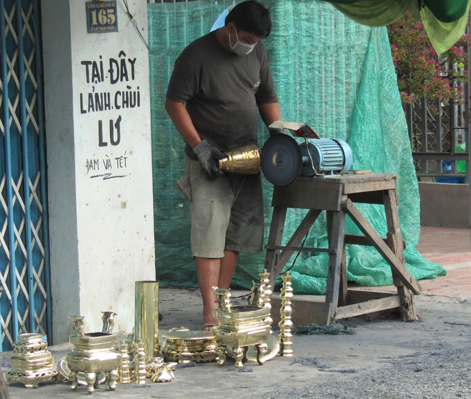 Nghề đánh bóng lư đồng ngày Tết - 2 Nghề đánh bóng lư đồng ngày Tết - 2