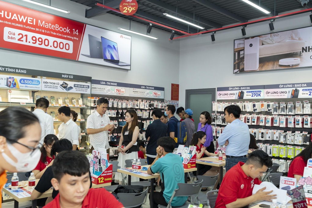 CellphoneS tung ưu đãi giảm đến 50% mừng 100 cửa hàng toàn quốc - 4 CellphoneS tung ưu đãi giảm đến 50% mừng 100 cửa hàng toàn quốc - 4