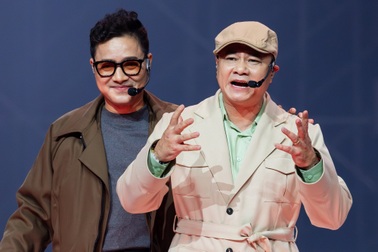 Danh thủ Hồng Sơn hát, nhảy cùng NSND Tự Long, khán giả phản ứng ra sao?