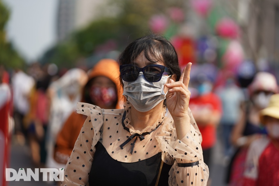 Người Sài Gòn đội nắng, đeo khẩu trang du xuân đường hoa Nguyễn Huệ - 14 Người Sài Gòn đội nắng, đeo khẩu trang du xuân đường hoa Nguyễn Huệ - 14