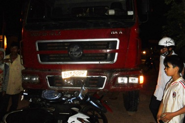 Xe tải mất lái cuốn 3 xe máy vào gầm