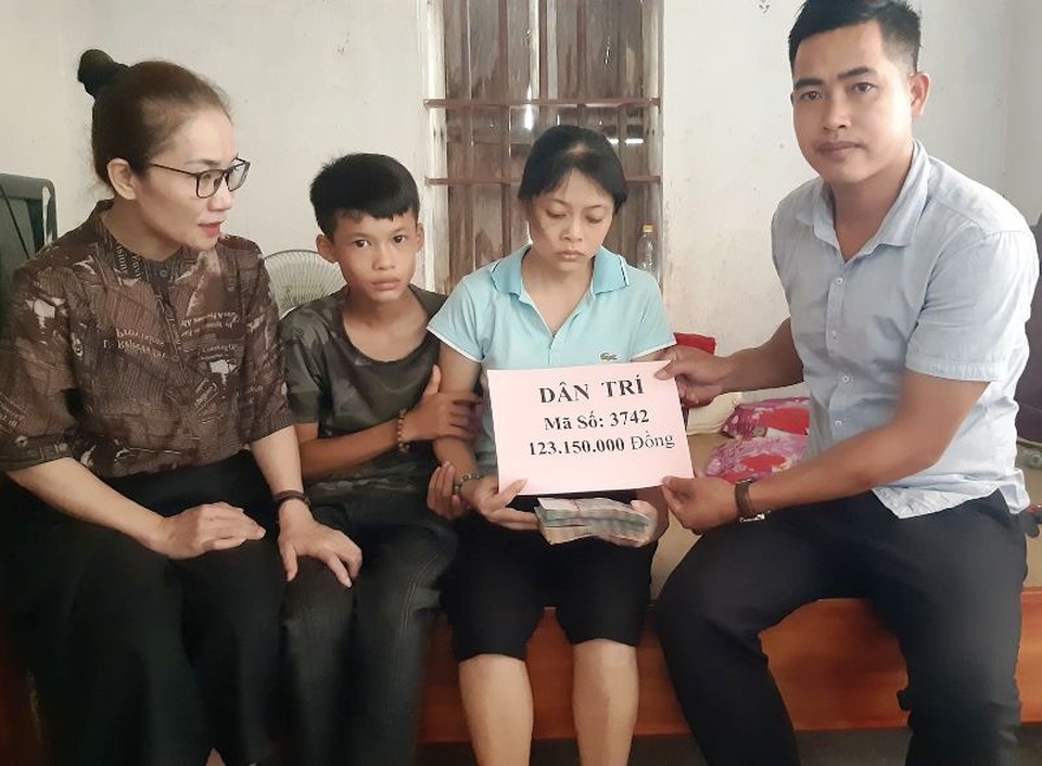 Cậu bé bán thóc chữa bệnh cho mẹ đón nhận hơn 123 triệu đồng của bạn đọc - 1 Cậu bé bán thóc chữa bệnh cho mẹ đón nhận hơn 123 triệu đồng của bạn đọc - 1