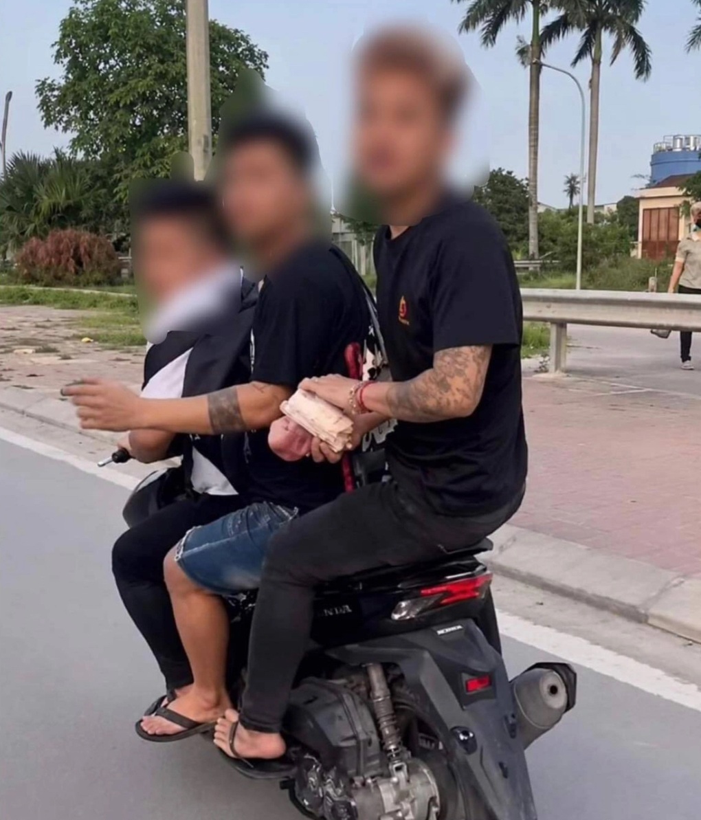 Ba thanh niên đi xe máy không biển số, dùng dép đánh người ở Hải Phòng - 1