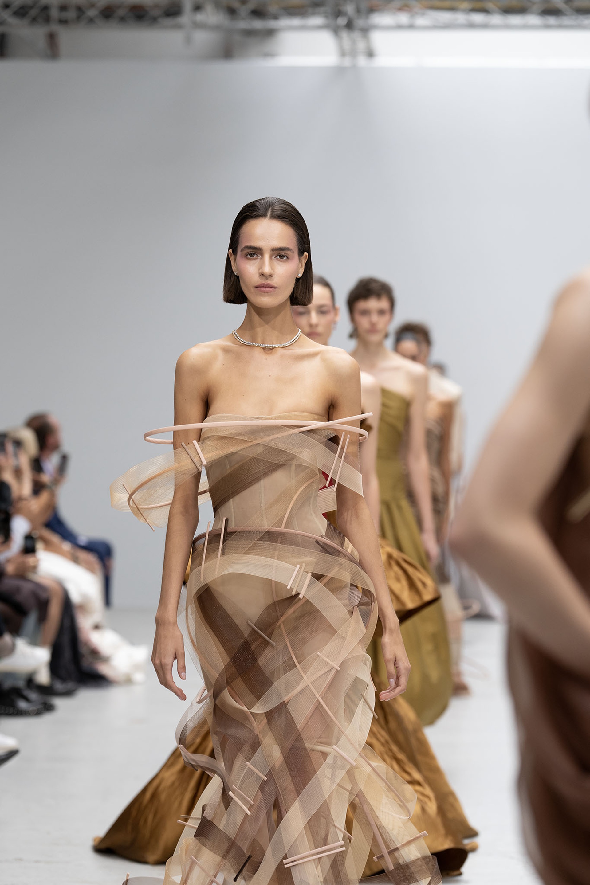 Phan Huy mang hình ảnh nón lá lên sàn diễn thời trang cao cấp ở Paris - 3 Phan Huy mang hình ảnh nón lá lên sàn diễn thời trang cao cấp ở Paris - 3