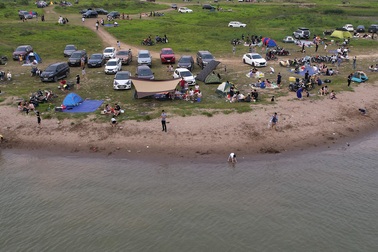 Đông nghịt người cắm trại, vui chơi ven sông Hồng