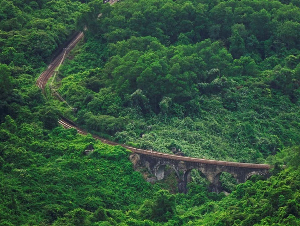 Cầu đường sắt Đồn Cả: Cheo leo tàu vượt núi! - 1