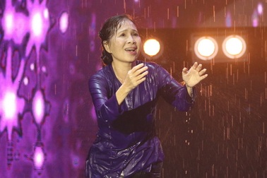 NSƯT Kim Xuân gây xúc động với màn múa dưới mưa lạnh vì con trai