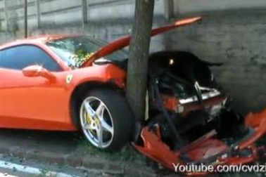 Siêu xe Ferrari 458 Italia “ôm” cây