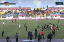 Cầu thủ Thái Lan rượt đuổi trọng tài như trong phim