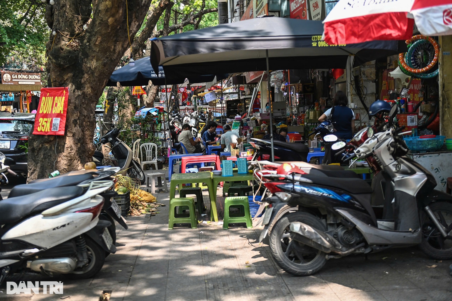 Hà Nội: Tái diễn cảnh chiếm dụng vỉa hè, đẩy người đi bộ xuống lòng đường - 16 Hà Nội: Tái diễn cảnh chiếm dụng vỉa hè, đẩy người đi bộ xuống lòng đường - 16