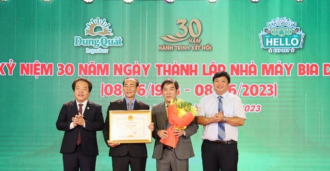 Lãnh đạo UBND tỉnh Quảng Ngãi trao Bằng khen cho Nhà máy Bia Dung Quất đã có nhiều đóng góp trong công tác an sinh xã hội tại tỉnh Quảng Ngãi.