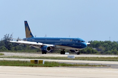 Khách nước ngoài đến Việt Nam phải đeo khẩu trang từ khi ngồi trên máy bay