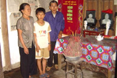 Cuộc điện thoại khó quên của cụ ông nuôi 4 cháu mồ côi